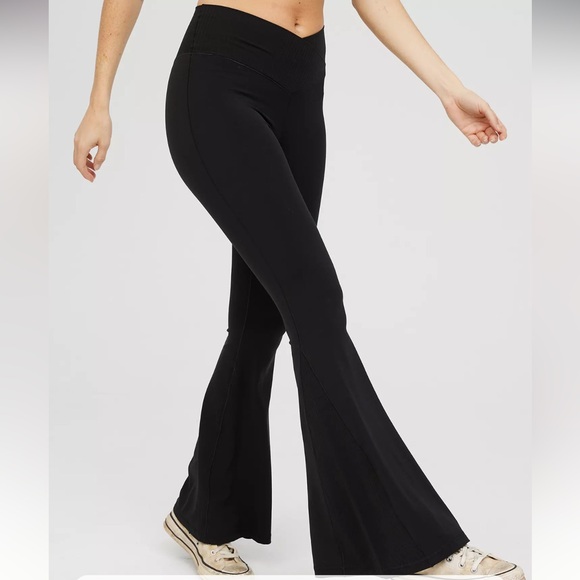 aerie Pants - Aerie Offline Real Me High Waisted Crossover Rib Super Flare Legging Size Large